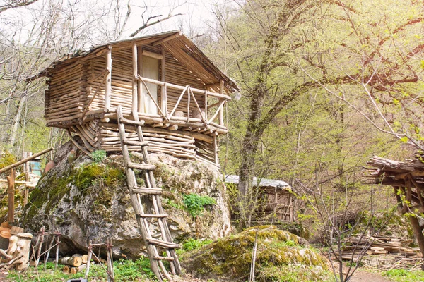 Hermosa vista. Casa de madera en un bosque. Armenia — Foto de Stock