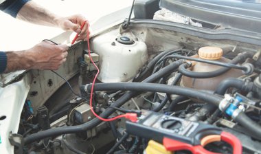Multimetre test araba motoru ile mekanik. Araba servisi 