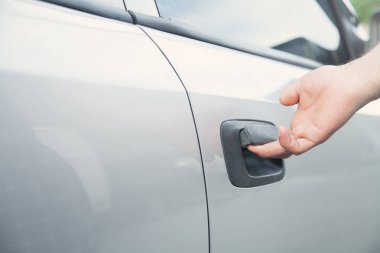 El ele. Araba kapısını açan adam