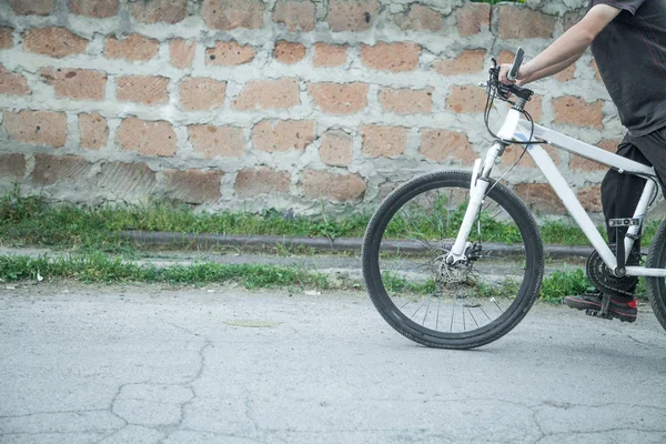 Niño caucásico montando bicicleta en asfalto . — Foto de Stock