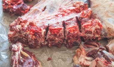 Büyük et parçaları.