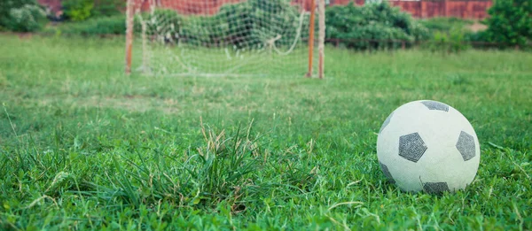 Ballon de foot sur herbe. Terrain de football — Photo