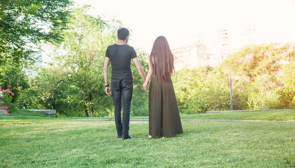 Ζευγάρι στην αγάπη περπάτημα στο καλοκαιρινό πάρκο. — Φωτογραφία Αρχείου