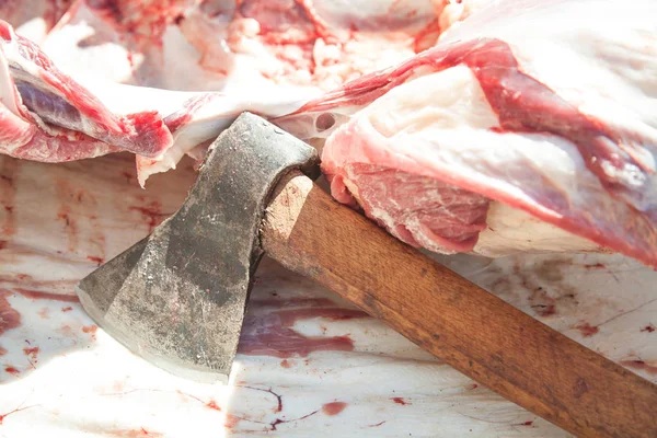 Raw meat with a ax. Cutting meat — Stock Photo, Image