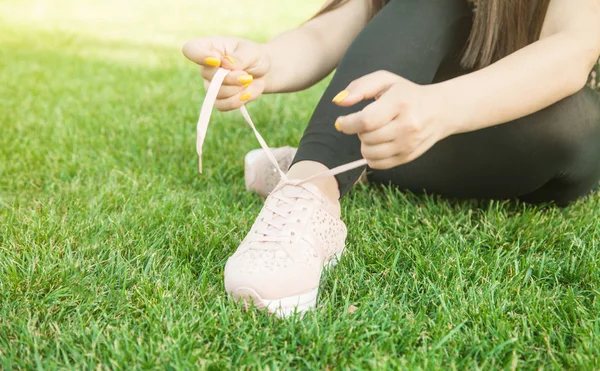 Outdoo eğitim önce koşu ayakkabıları sportif kadın bağlama bağcıkları — Stok fotoğraf