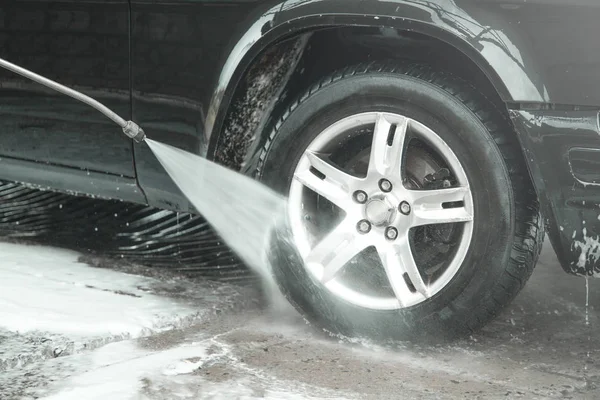 Araba yıkama. Bir oto yıkama servisinin çamaşır yıkama işlemi