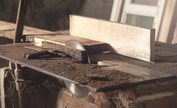 Máquina de carpintería con un trozo de madera. —  Fotos de Stock