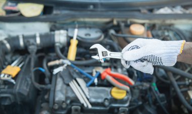 Tamirci oto tamirinde çalışıyor. Wrenc ile araba tamirci el