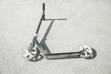 Scooter asfaltta. Yaz zamanı.