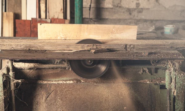 Zimmereimaschine mit einem Stück Holz. — Stockfoto