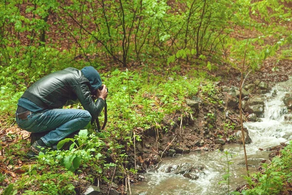 Ο άνθρωπος παίρνει φωτογραφία. Υδάτινο ποτάμι στο δάσος. — Φωτογραφία Αρχείου