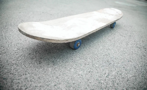 Skateboard op het asfalt. Zomer — Stockfoto