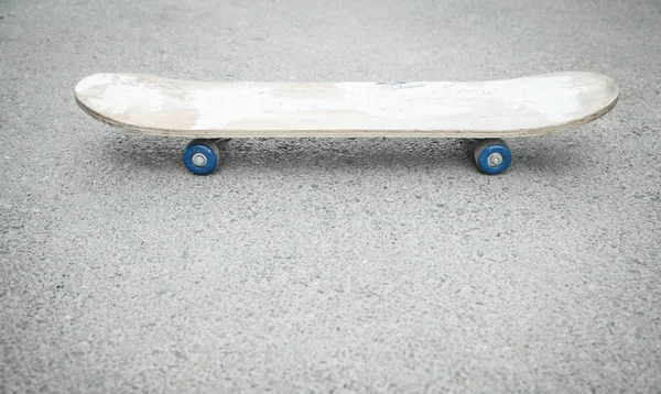 Skateboard op het asfalt. Zomer — Stockfoto