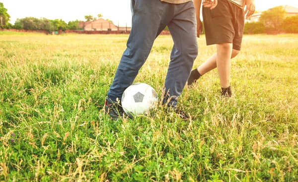 Caucasiens garçons avec un ballon de football sur un terrain de football . — Photo