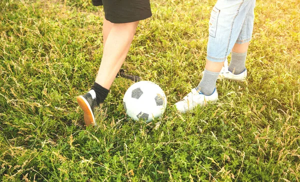 Ragazzi caucasici con un pallone da calcio su un campo di calcio . — Foto Stock