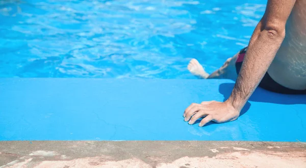 Pria kulit putih di kolam renang. — Stok Foto