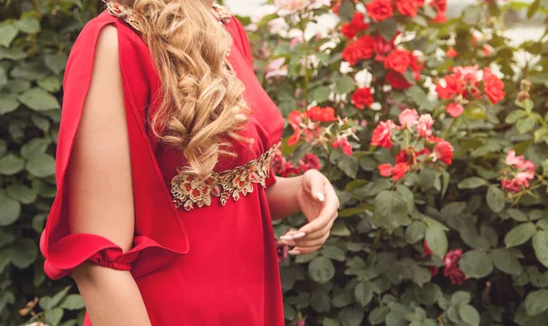 Mulher vestido de noite vermelho com uma rosa ao ar livre . — Fotografia de Stock