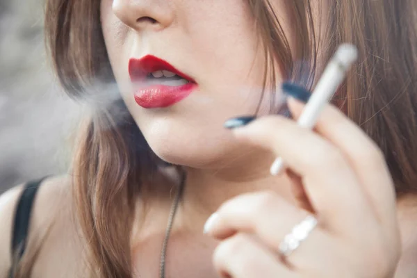 Frau beim Zigarettenrauchen. Rauchen, Lebensstil — Stockfoto