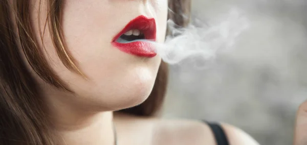 Donna che fuma sigarette. Fumare, Stile di vita — Foto Stock