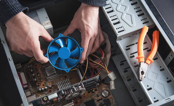 Homem reparos sistema de refrigeração do computador . — Fotografia de Stock