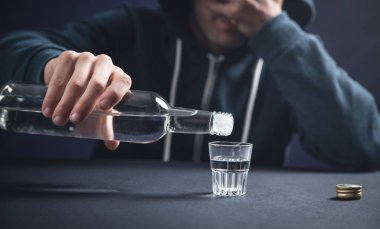 Votkalı beyaz alkolik adam..
