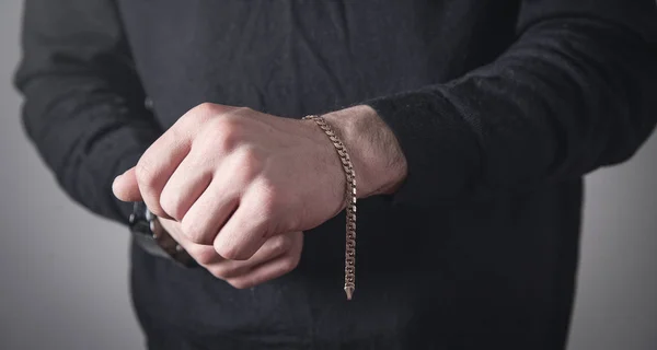 Homme avec un bracelet cher. Accessoires de mode et bijoux — Photo