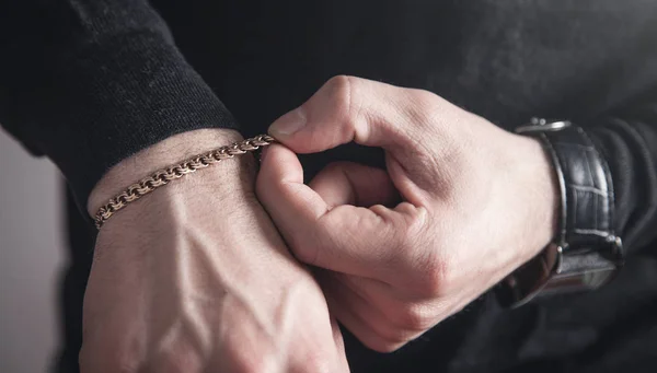 Homme avec un bracelet cher. Accessoires de mode et bijoux — Photo