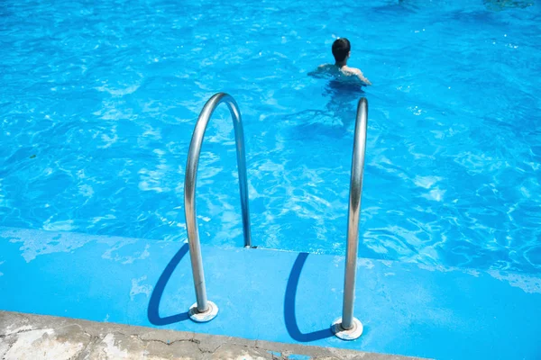 Buitenzwembad met blauw water. Zomer, zwemmen — Stockfoto