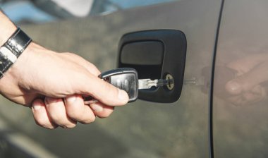 Araba anahtarı olan adam. Araba kapısını açma 