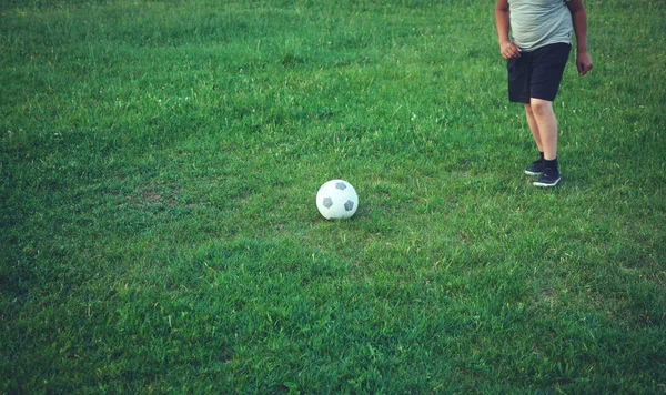 Chłopiec z piłką nożną na boisku. — Zdjęcie stockowe