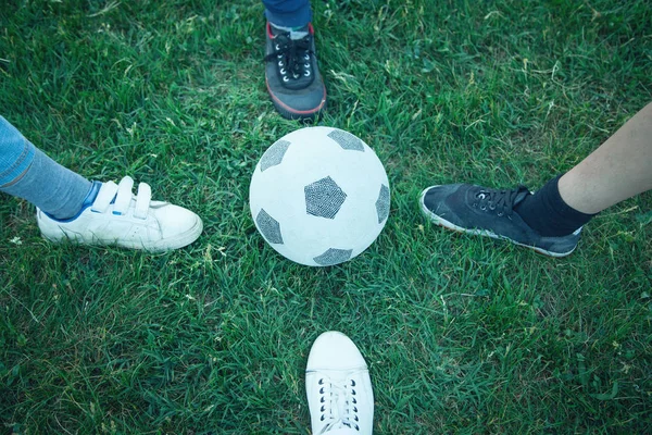 Кавказские мальчики с футбольным мячом на футбольном поле . — стоковое фото