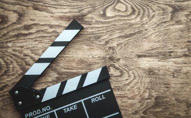 Tahta arka planda film alkışlaması.