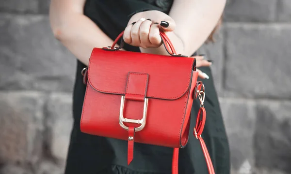 Frau mit roter Ledertasche. Mode — Stockfoto