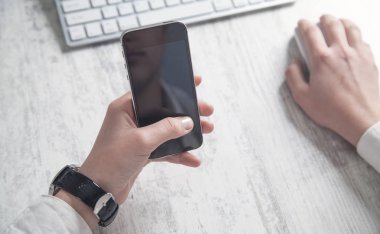 Akıllı telefon kullanan bir iş kadını. Teknoloji