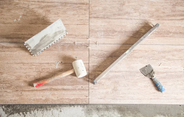 Seramik seramik seramik döşeme. Zemini yeniliyorum.