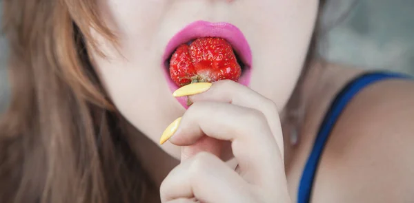 Kvinnan äter färska jordgubbar. Hälsa, kost — Stockfoto