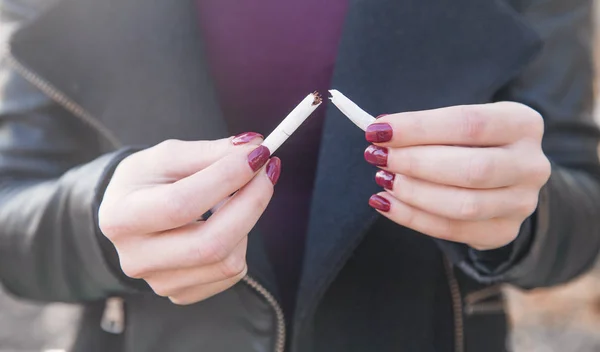 Donna che rompe la sigaretta. Smetti di fumare — Foto Stock