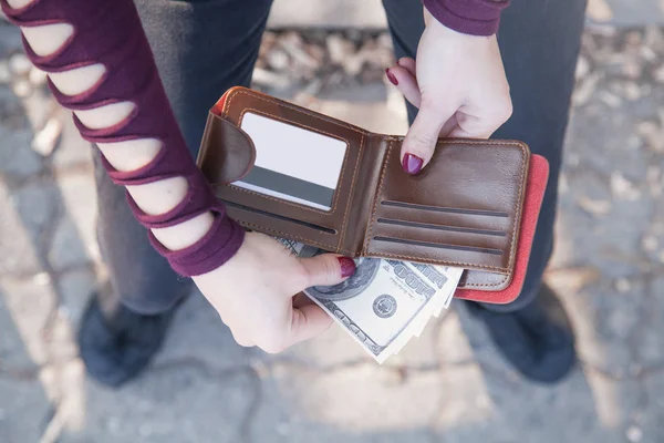 Kvinna att ta pengar från hennes plånbok. — Stockfoto