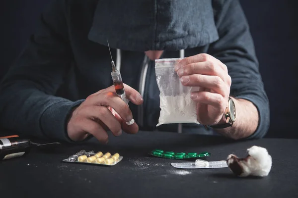 Man holding a packet of heroin. Drug addiction concept — Stock Photo, Image