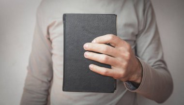 Beyaz adam holding İncil.