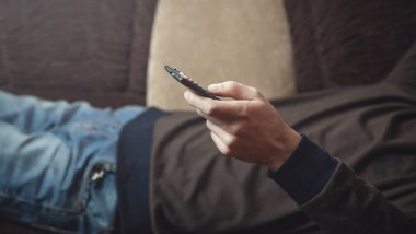 Tv uzaktan kumanda ile genç adam.