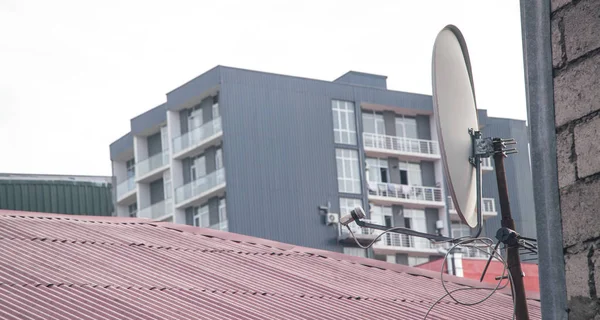 Антенна спутниковой антенны, установленная на стене частного дома. — стоковое фото