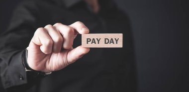 Tahta blok gösteren adam. Ödeme Günü. İş kavramı