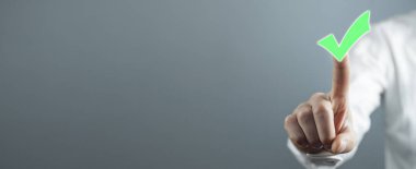 Onay işareti işaretinde adam el dokunuşu.