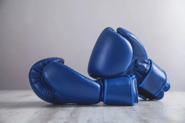 Перчатки для бокса на современном белом столе. — стоковое фото