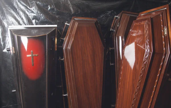 Ataúdes de madera en el cuarto oscuro. — Foto de Stock