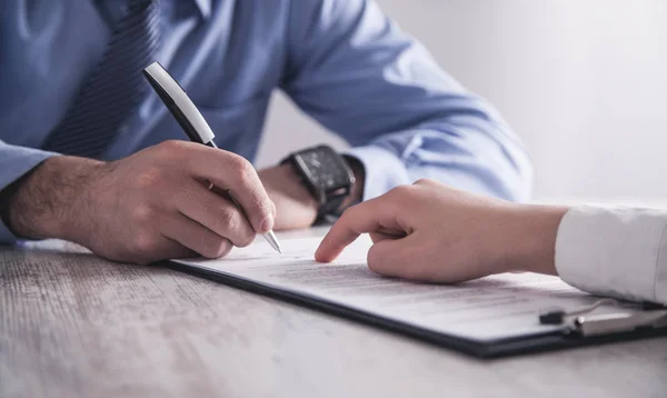 Business people signing contract. Business concept — Stock Photo, Image
