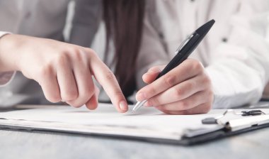 İş adamları kontrat imzalıyor. İş konsepti