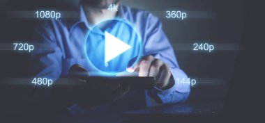 Adamın eli Video düğmesine basıyor. 