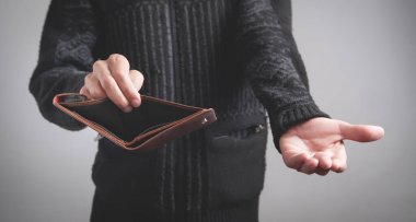 Boş cüzdan tutan adam. Para yok.